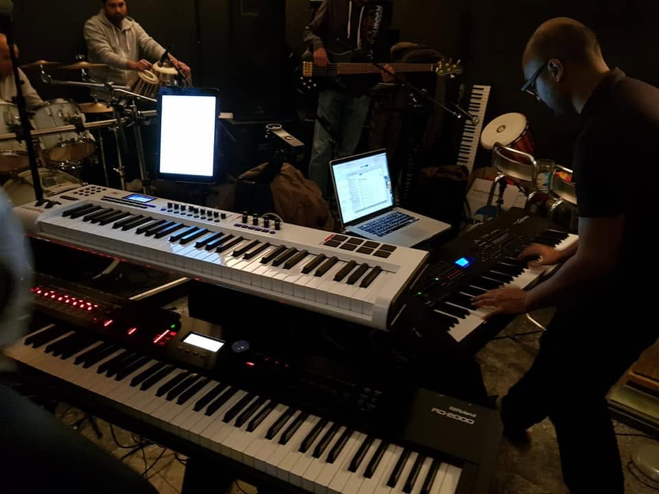 Toetsenist met meerdere keyboards tijdens een sessie