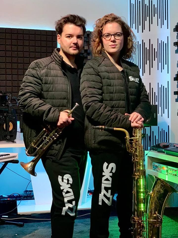 Skilzz blazers met trompet en saxofoon in de studio